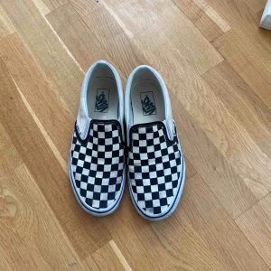  - Rutiga vans, strl 40 men passar en 39. Använda men i bra skick. Har inte tvättat de än så de kan nog bli ännu renare!
