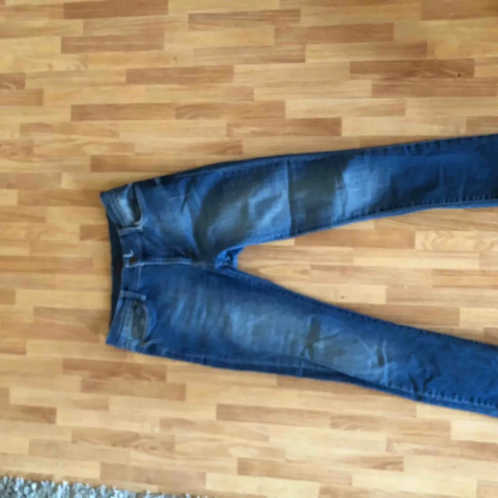 Utsvängda jeans strl s- 50kr . Jeans & Byxor.