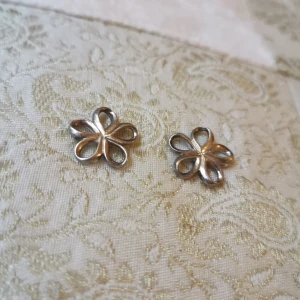 Söta örhängen - Fina🌼 örhängen som endast använts två gånger.🌸 50 sek plus eventuell frakt. 🌺