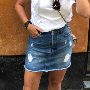  - Blå jeanskjol från Bikbok! Storlek S men funkar om man har Xs med. Är 162 och sitter normallångt på mig, inte för kort om man är i samma längd ungefär alltså.