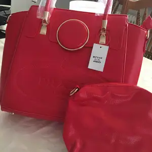 Jätte fin oäkta röd prada handväska som passar allt till o med finns plats för liten laptop 