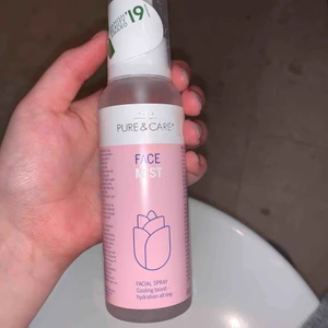  - en jättehärligt facemist/ansikts sprej som fräschar upp ansiktet. Nypris 100 kr. andvänt en gång. Frakt 10 kr