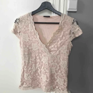  - En jättefin ljusrosa tröja i spets i storlek XS, passar nog S också. Inte använd mycket så den är i bra skick, köpare står för frakten 🥰