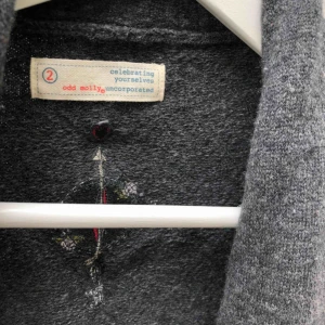  - En galet fin Odd Molly kofta som är i ett stickat material och i ett fint skick!💛   Lika fin öppen som stängd! Frakten ligger på 63kr✨