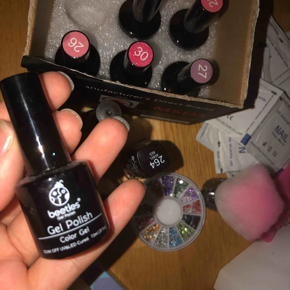 Bought it a few weeks ago.The polish can hold for weeks and the light is very good to the skin.Selling it because I have got a job now and they do not allow us to have our nails done :( . Övrigt.
