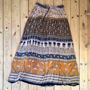  - Fantastisk långkjol i bohemiskt tyg. Resår i midjan och svalt tyg. Köpt i Indien och i bra skick. 