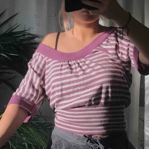  - Snygg lilarandig topp. Fint V-ringad i ryggen. Köparen står för frakt💜
