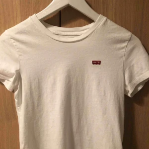  - Fin vit T-shirt ifrån Levis i nyskick. Är egentligen i storlek xxs men sitter mer som en xs