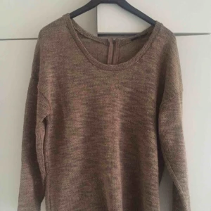  - Snygg brunn stickad tröja, lite oversized 