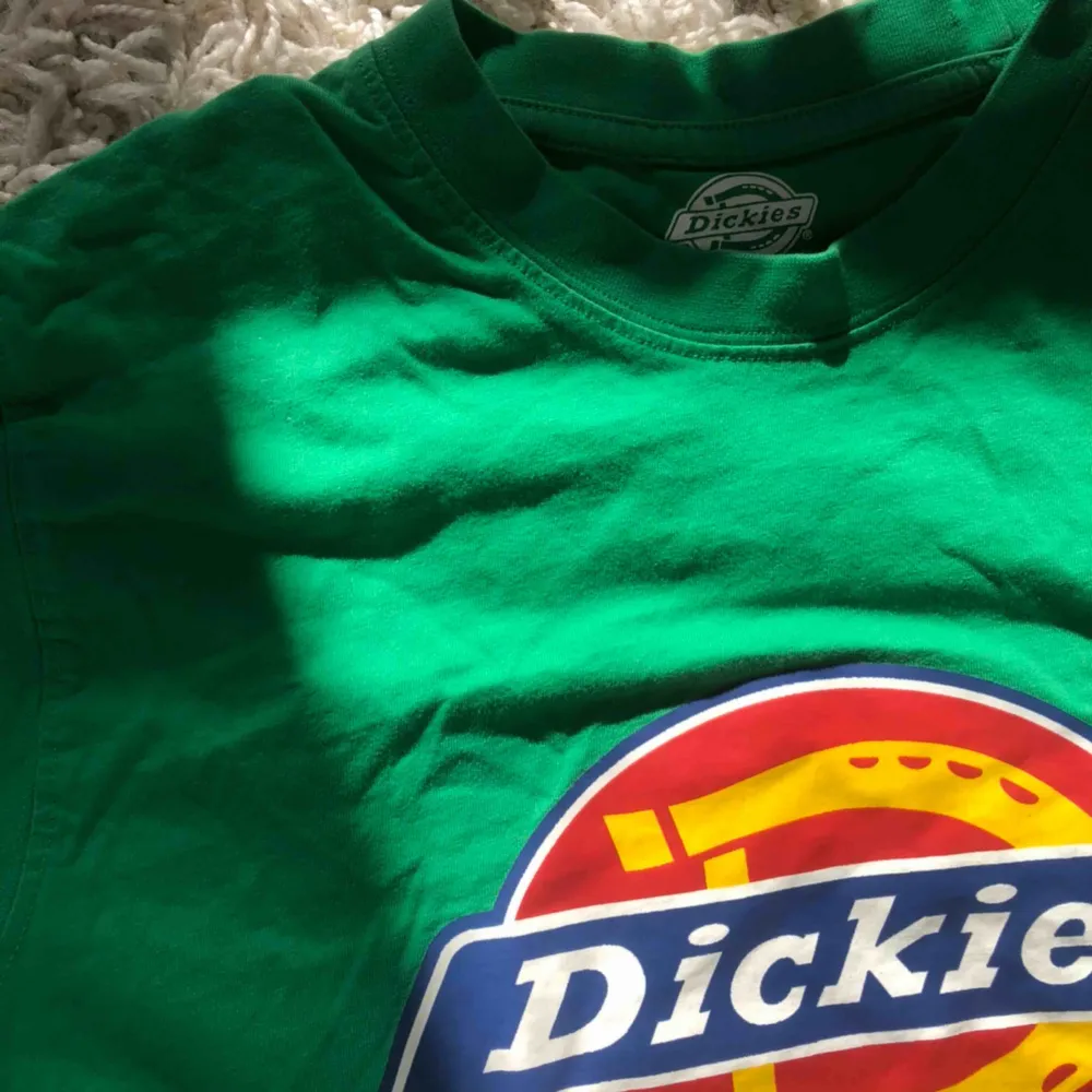 Otroligt fin tröja från Dickies! Älskar färgen, men kommer tyvärr inte till användning längre :( Jättebra skick! Säljs för 120kr och frakt (30kr)🤩. T-shirts.