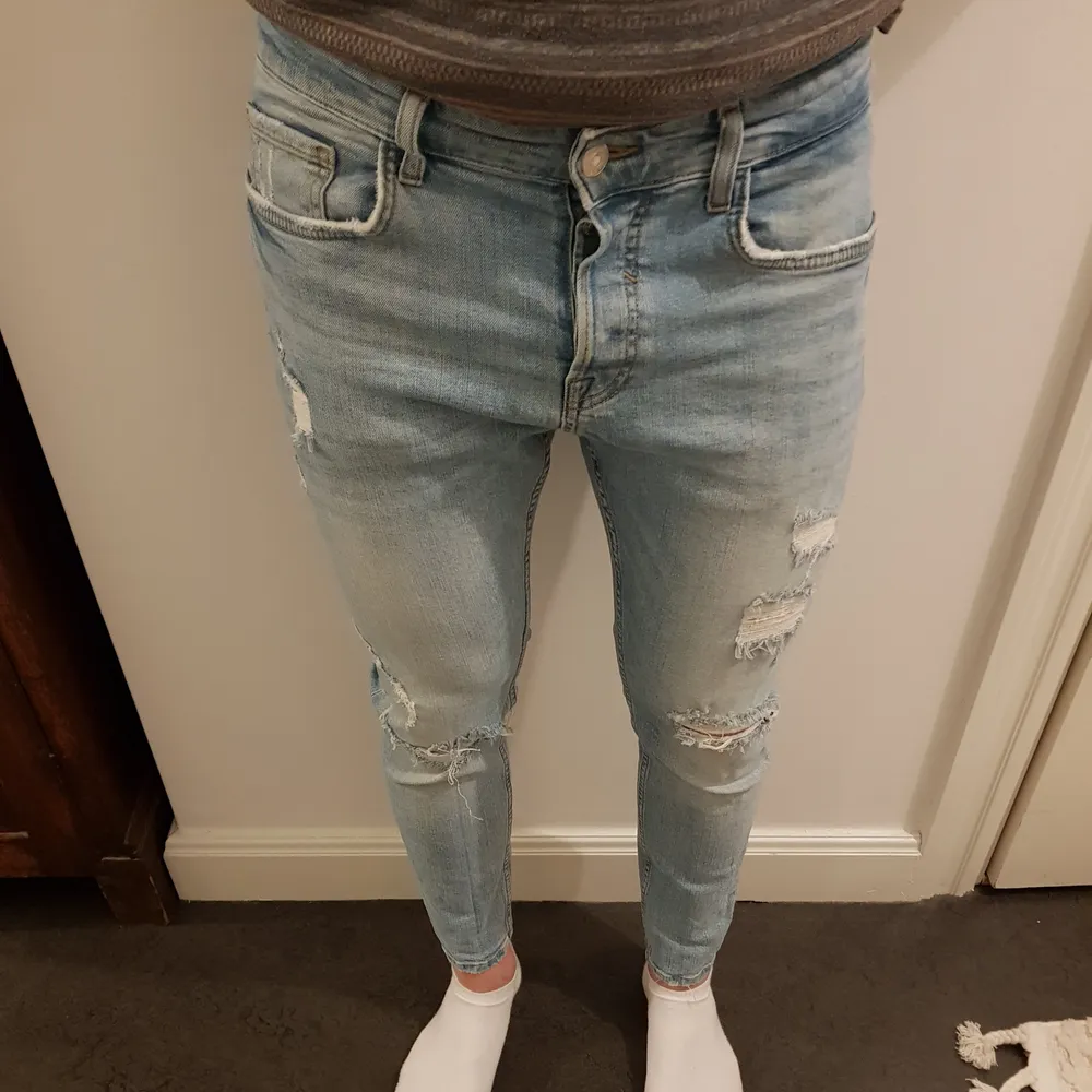 Nyskick Zara skinnyfit jeans! Extremt sköna jeans med otrolig stretch! Snygg färg och perfekta till våren!. Jeans & Byxor.