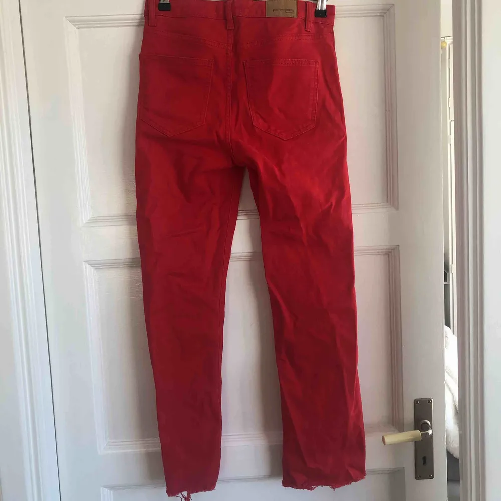 Jättesnygga röda jeans i storlek 36 från Gina Tricot. Säljer de pga att jag inte använder de o de är för små. Använda en gång, på en festival. Byxor som passar perfekt för fest, festival eller bara i vardagen. Kan mötas upp runt sthlm annars frakt. Jeans & Byxor.