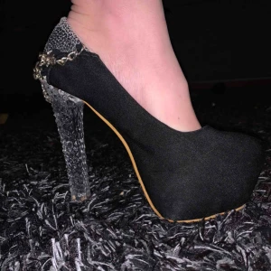  - Klackskor i kristal. Tre kedjor som hänger där bak. Ungefär 7-8 cm höga . Har använt de en gång till bröllop. 