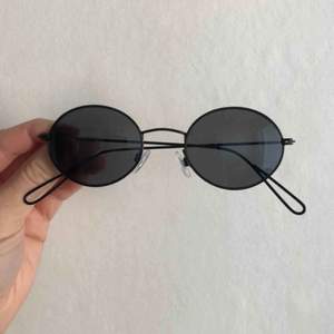 Solglasögon från weekday, använda typ 3 gånger. Sjukt snygga, lite lätt oval form. Prima skick och säljs endast pga har ett par jag använder mer.