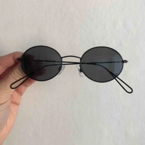  - Solglasögon från weekday, använda typ 3 gånger. Sjukt snygga, lite lätt oval form. Prima skick och säljs endast pga har ett par jag använder mer.