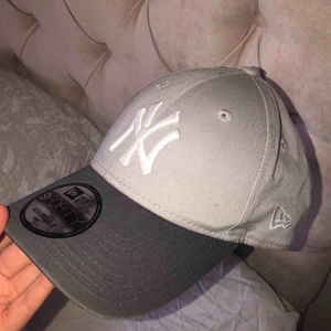  - Grå keps från new era i väldigt bra skick 🦋