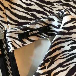  - Fin pennkjol från BikBok, storlek Small. Frakt inkluderat i priset☺️