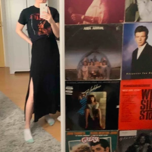  - En svart längre kjol med slits från bik bok. I bra skick och frakt är inkl. 