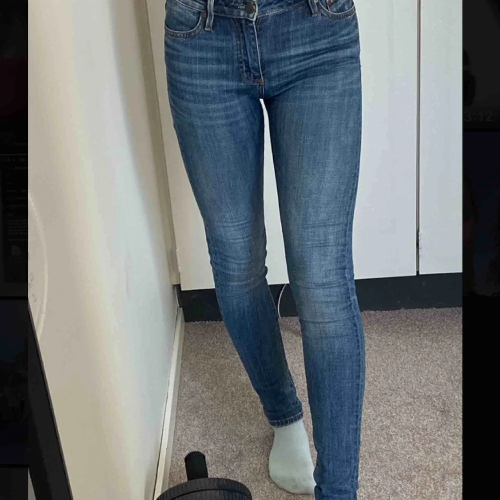 Crocker jeans i modellen ”Pow High” och storlek W26 L30. De sitter perfekt på mig som normalt har W25. Sköna och använda sparsamt :). Jeans & Byxor.