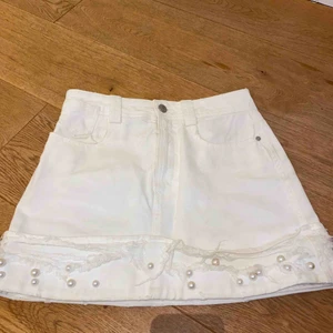  - Jättefin jeanskjol från zara med pärlor. Knappt använd.