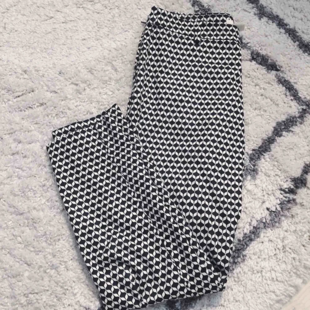 Mönstrade slacks från H&M. Mjukt material som kostymbyxor med dold knäppning i sidan. Väldigt fint skick  Dessa kommer inte till användning och behöver ett nytt hem . Jeans & Byxor.