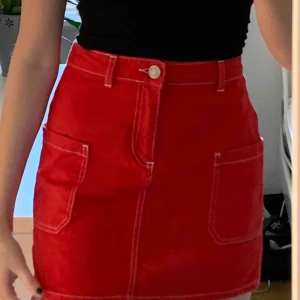  - röd jeanskjol från BDG säljer pga inte min stil frakt tillkommer 