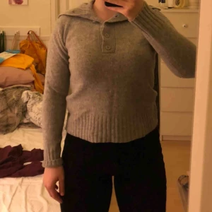 Grå stickadtröja - Jättefin grå stickad tröja från HM. Passar XS/S. Passar till allt💕 säljer eftersom att det är för liten för mig🧚🏼 frakten kostar 66 kronor 