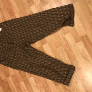  - Köpta på myrornas, osäker på storlek men skulle gissa på L/XL. Lapp sitter kvar