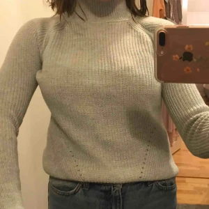  - superfin stickad tröja från gap! helt i nyskick, säljs då den inte längre passar min stil 