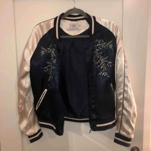  - Helt oanvänd jacka. Är i bomberlikande modell med lite tunnare material. Egentligen storlek M men passar S bättre då den är liten i storleken. 80kr + frakt🥰🥰