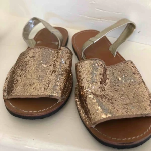  - Guldglittriga sandaler i använt men fint skick. Storlek 36✨ Fraktar mot betalning🌟