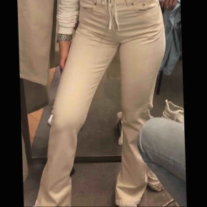  - säljer dessa as fina byxor med slits på slutet, dom kommer aldrig till användning 🥰 köpta  här på plick. ( bilder från första säljaren )