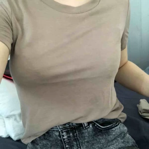  - T-shirt från Monki, jättebra skick och skön! Säljer då den är för liten på mig. Mötas upp i Stockholm eller frakta💕