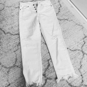  - Straight leg jeans  Hög midja  Swish finns  Frakt tillkommer  