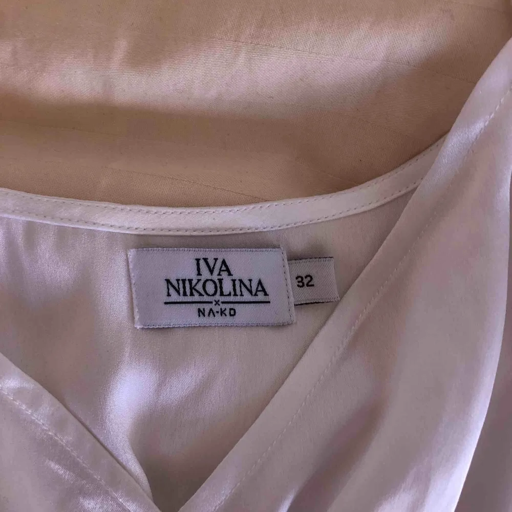 Världens drömmigaste silkesklänning från Iva Nikolina x NAKD! Aldrig använd pga för liten💙🦋💕. Klänningar.
