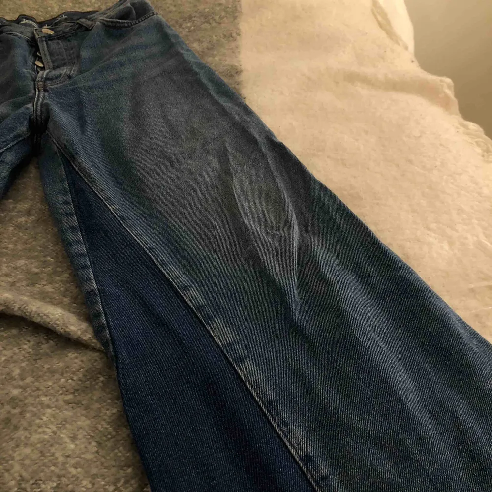 Vida jeans från Bikbok i storlek S💫💫90kr. Jag är 160cm. Fraktkostnad: 80kr. Jeans & Byxor.
