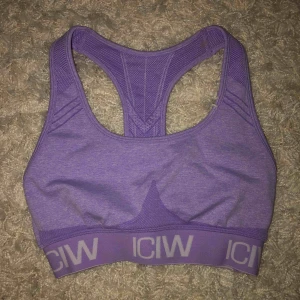  - Superfin lila sporttopp från ICANIWILL, väldigt bra skick! Mitt pris: 50kr+frakt & Nypris: 329kr  