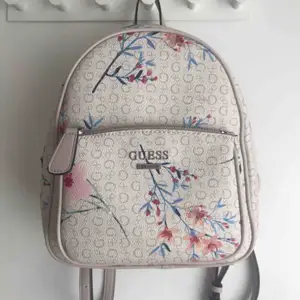 GUESS (floral, limited edition) ryggsäck  Helt oanvänd! Köpt i USA förra månaden, nypris 145 USA-dollar   