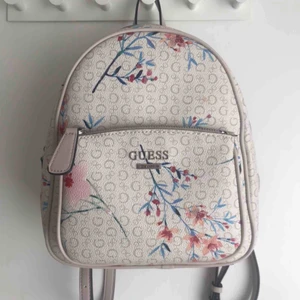  - GUESS (floral, limited edition) ryggsäck  Helt oanvänd! Köpt i USA förra månaden, nypris 145 USA-dollar   