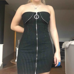  - Perfekt festklänning/sommarklänning utan axelband. Det är en riktig dragkedja som går att justera utifrån huv man vill att den ska sitta i bysten. Kan mötas upp i Stockholm eller skicka på posten (köparen står för frakten) 💕