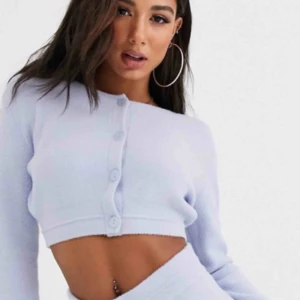  - så himla söt oanvänd kofta från ASOS, nypris 300kr! 💖💖💖 den är i fluffigt material 😎