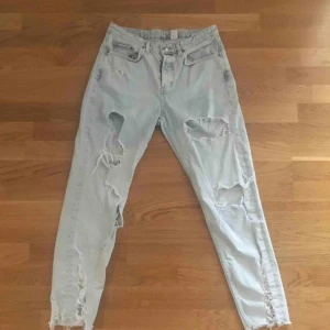  - Väldigt slitna ljusa boyfriendjeans. Sitter som en 36/38. Säljer pågrund av för små. Kan mötas upp i Stockholm eller skicka på posten(köparen står för frakten)💕