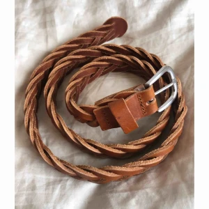  - Säljer mitt bruna flätade skärp som passar många olika storlekar! 