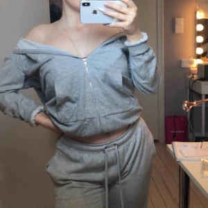  - fin grå tröja från hm. säljer för ja aldrig använder den. den är ganska lång 