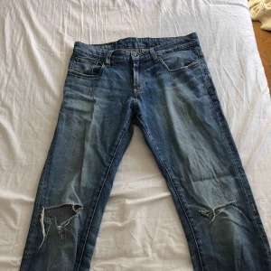  - Ljusblåa jeans från Gstar i superslim med slitna detaljer