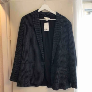  - Kavaj från HM. Helt ny, inte använd, lappen är kvar. Strl 42.