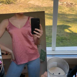  - Superfint linne från rut & circle. Fin detalj i ryggen med spets. Frakt ingår.