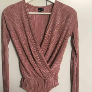  - Plisserad body från Gina Tricot 🌟 •storlek Xs(passar även S) •helt ny, bara upptvättad •69 kr(inköpte för 249 kr) 🚫Djurfritt och rökfritt hem 📬Kan skickas mot fraktkostnad(44 kr) 