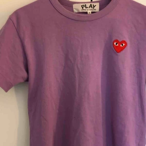 Cdg tröja - Säljer min lila cdg t-shirt, nypris 995kr 
