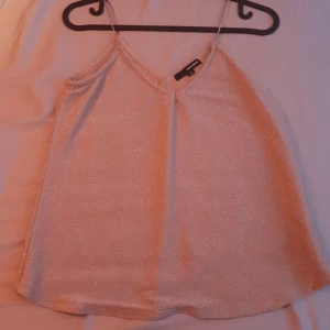 Linne  - Glittrigt rosa linne. Aldrig använd. 